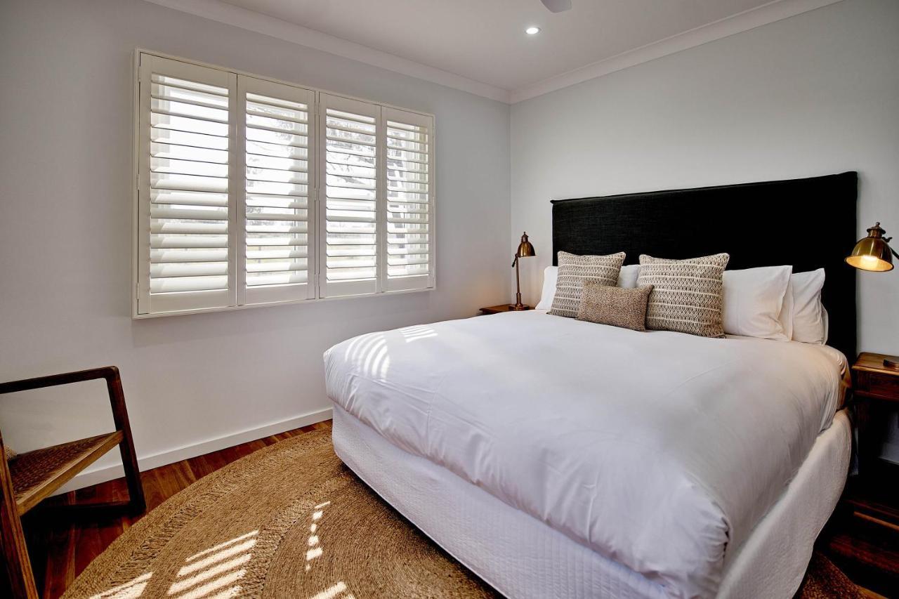 Hotel Goonoo Goonoo Station Tamworth Exteriér fotografie A bedroom with plantation shutters