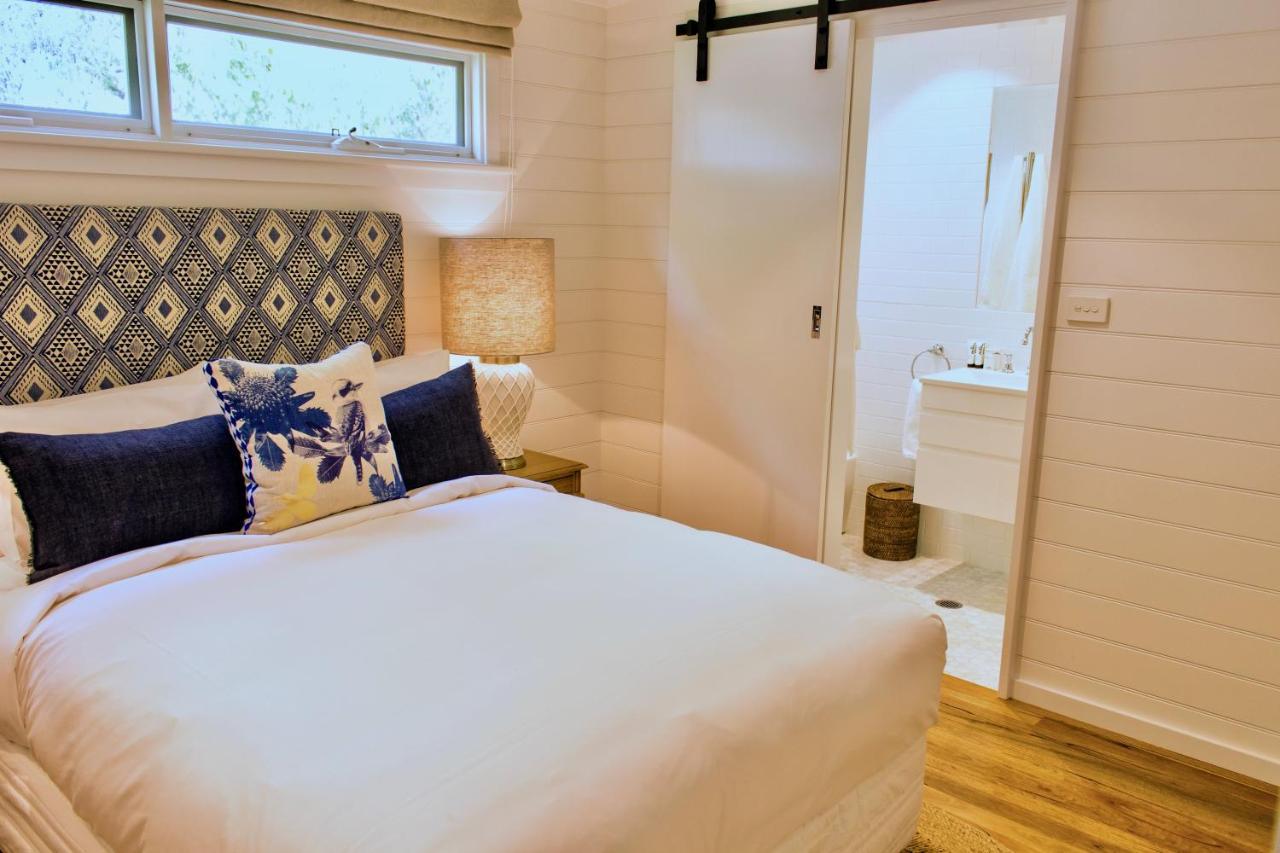 Hotel Goonoo Goonoo Station Tamworth Exteriér fotografie A bedroom with a sliding barn door