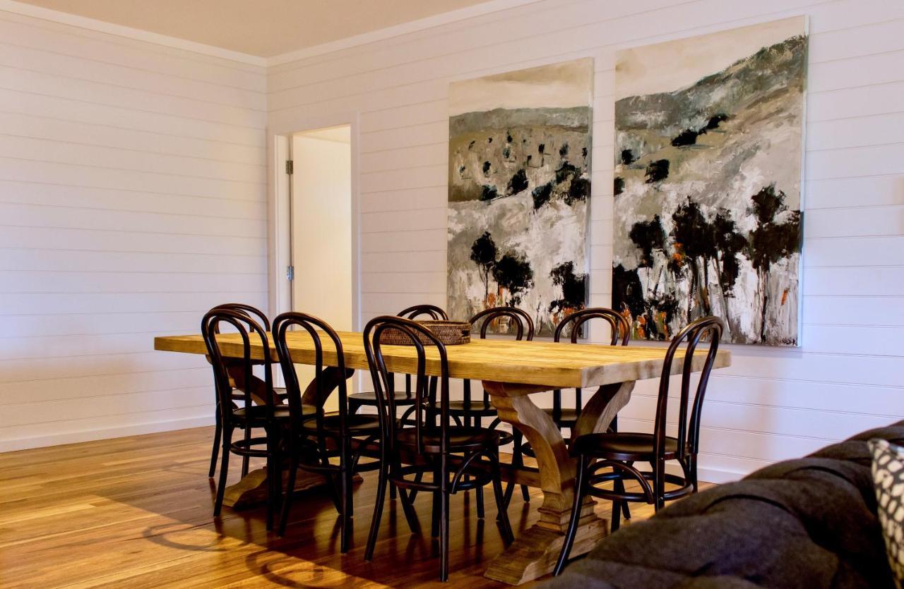 Hotel Goonoo Goonoo Station Tamworth Exteriér fotografie A dining room with a Thonet chair set
